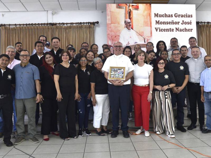 El padre José Vicente Nacher junto a voluntarios y miembros de la junta directiva de OSOVI.