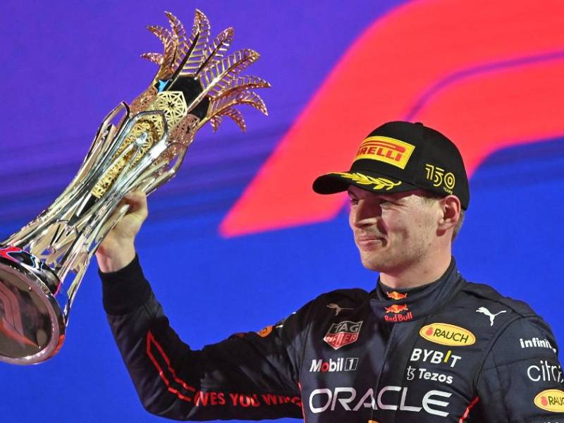 Red Bull le gana la batalla a Ferrari, con el neerlandés consiguiendo su victoria 21 en la Fórmula 1. Foto AFP.