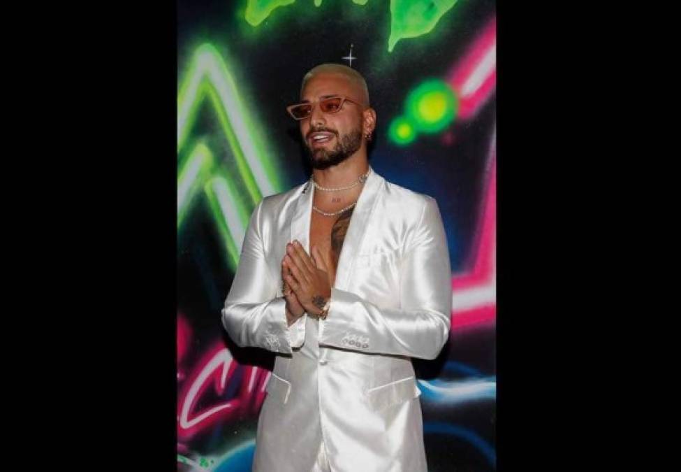 A su paso por la 'alfombra neón', con la que abrió el evento al que asistieron invitados de la industria discografía, celebridades e influenciadores, el colombiano eclipsó vestido completamente de blanco, luciendo el pelo rubio y con un tatuaje con el número 11 en alusión a su nuevo disco.