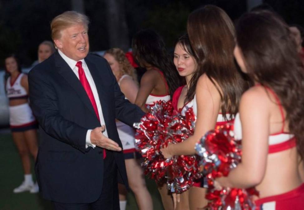 Trump se mostró más sonriente y al terminar la presentación se acercó para saludar a las jóvenes porristas.