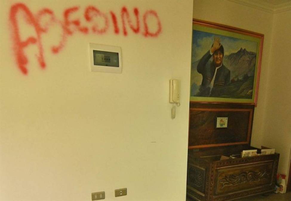 En la fachada y en algunos muros del interior los vándalos pintaron mensajes contra Morales, llamándole 'asesino'.