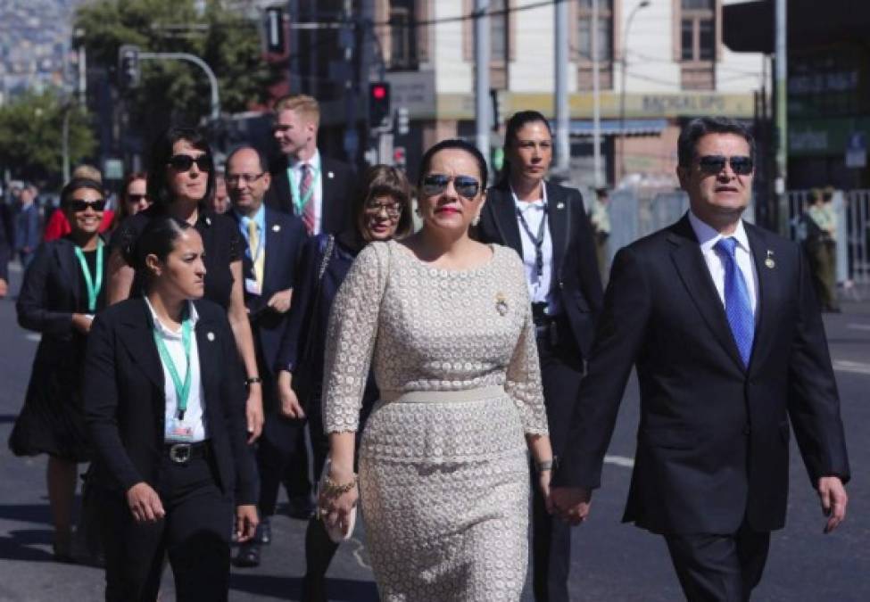 La pareja presidencial hondureña llegó tomada de la mano al Congreso de Valparaíso para presenciar la juramentación de Sebastián Piñera, reelecto para un segundo período en Chile.