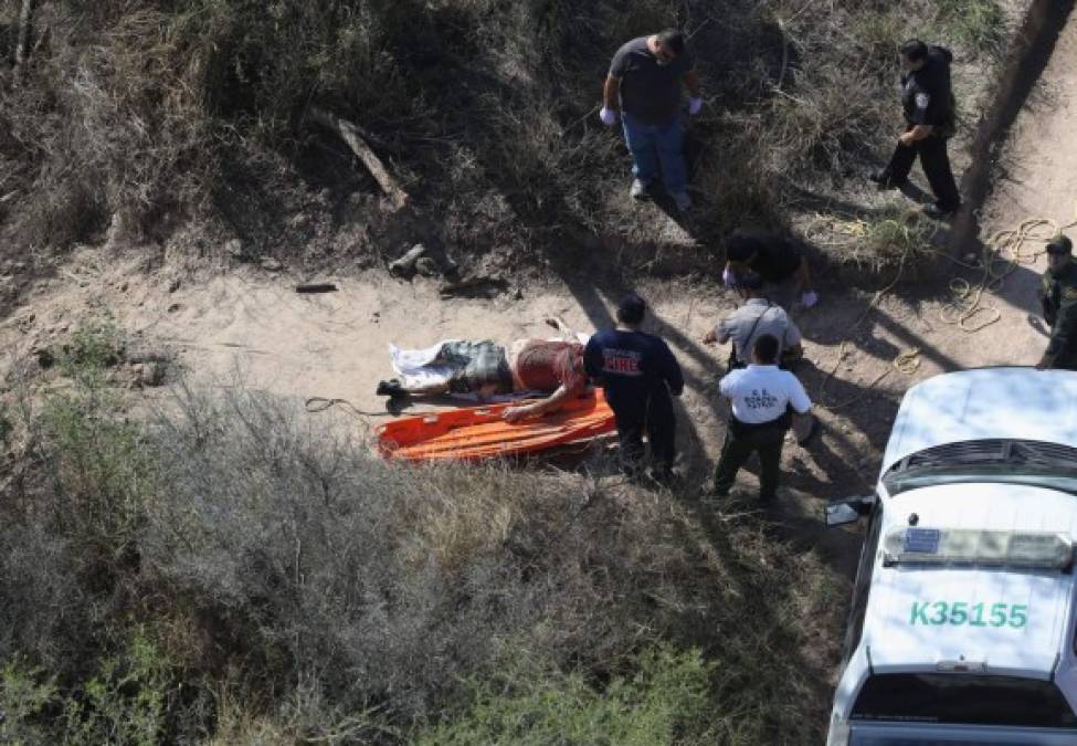 Los agentes de la Patrulla Fronteriza remueven el cuerpo de un inmigrante fallecido en el Rio Grande, cerca de Hidalgo, Texas. Cada año, miles de indocumentados mueren al realizar el peligroso viaje hacia los Estados Unidos.