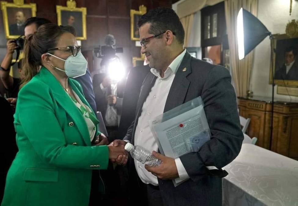 Con la llegada de Xiomara Castro al poder, Briceño fue nombrado como Comisionado Presidencial de Reforestación y Cambio Climático, una oficina creada en este Gobierno, que sirve de enlace con Instituto de Conservación Forestal.