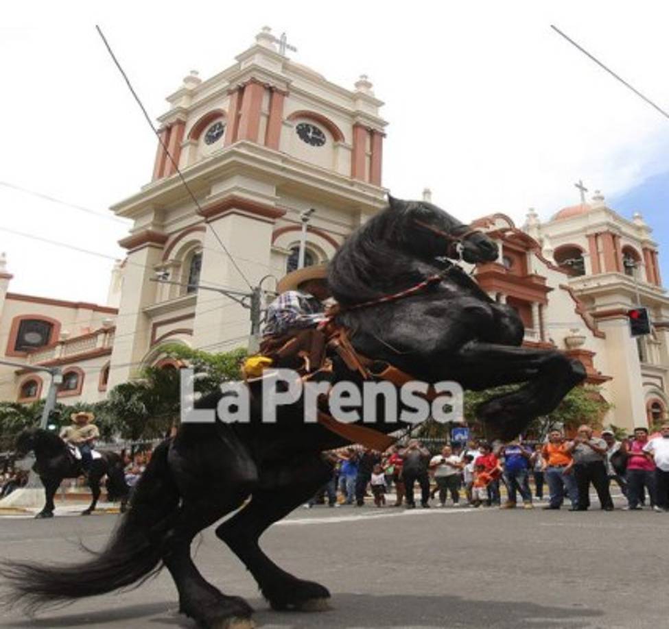 Las acrobacias que realizan los jinetes junto a sus caballos son impresionantes: algo de lo más llamativo de este evento.