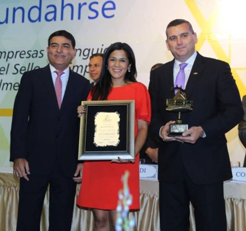 Yusuf Amdani, María Nelly Rivas y Farid Kattum.