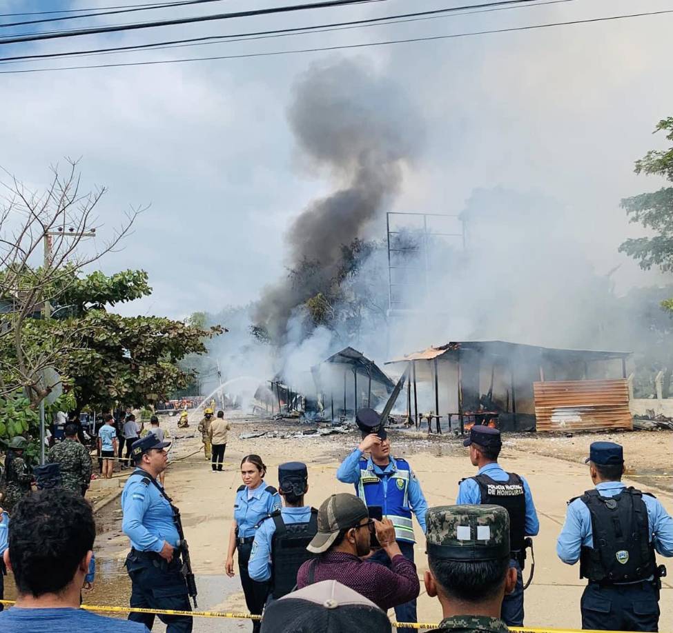 La policía nacional llegó a resguardar la escena para evitar que los curiosos se quemaran.