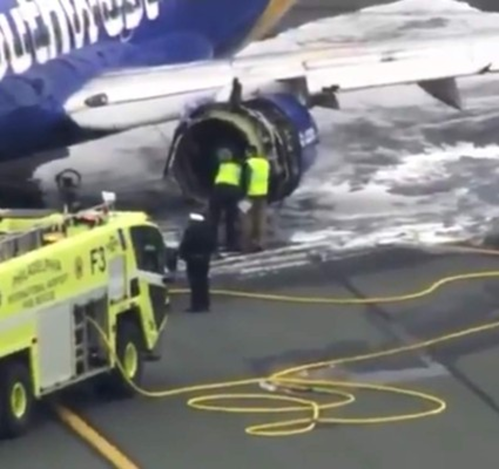 La junta, encargada de investigar el accidente, no dio más detalles sobre la víctima, aunque testigos del incidente relataron a la cadena NBC que una mujer resultó herida muy grave al ser parcialmente aspirada por una ventana rota del aparato debido a la pérdida violenta de la presión en la cabina.