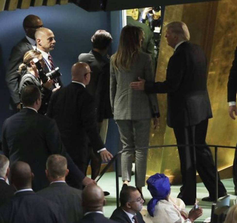 Melania optó por un traje formal en tonalidad gris para la primera jornada de la Asamblea General de la ONU.