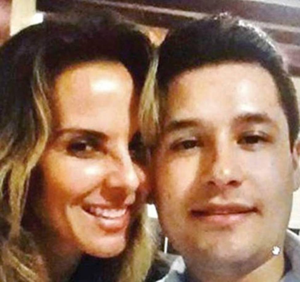 Alfredo también posó en ese encuentro con la actriz mexicana, Kate del Castillo, quien organizó el encuentro entre 'El Chapo' y Sean Penn, que llegó a su captura y posterior extradición a EEUU.
