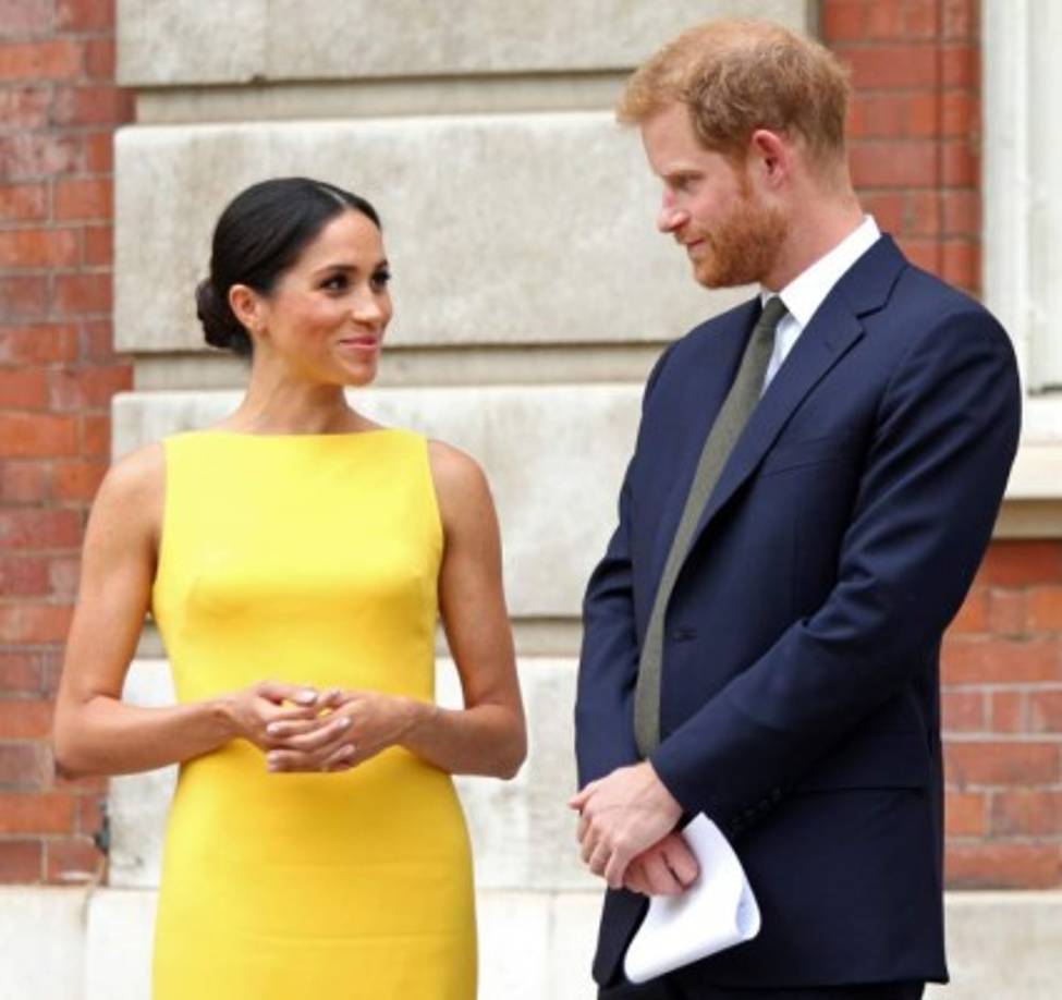 Pero este jueves la duquesa de Sussex abandonó los tonos apagados y deslumbró en un vestido amarillo para asistir a la recepción del Commonwealth en Londres.<br/>