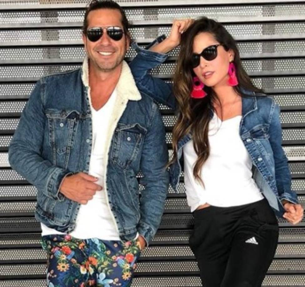 'Aunque me la quiten de la historia de Sin senos si hay paraíso la tengo como mi princesita y mi amiga en la vida real (Carmen Villalobos). ¿A cuántos les gusta esta pareja?', escribió el actor en esta imagen en la que aparece con su compañera en la producción de Telemundo.