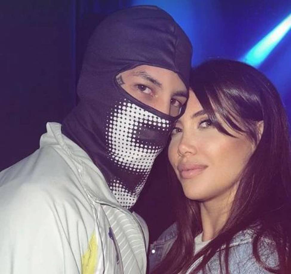 Luego del recital, Wanda compartió una tierna postal con L-Gante, muy abrazados. Él estaba con una mascara en la cara, por lo que solo se le veían los ojos, mientras que a ella se la veía muy guapa, acompañando a su novio en esta noche especial.