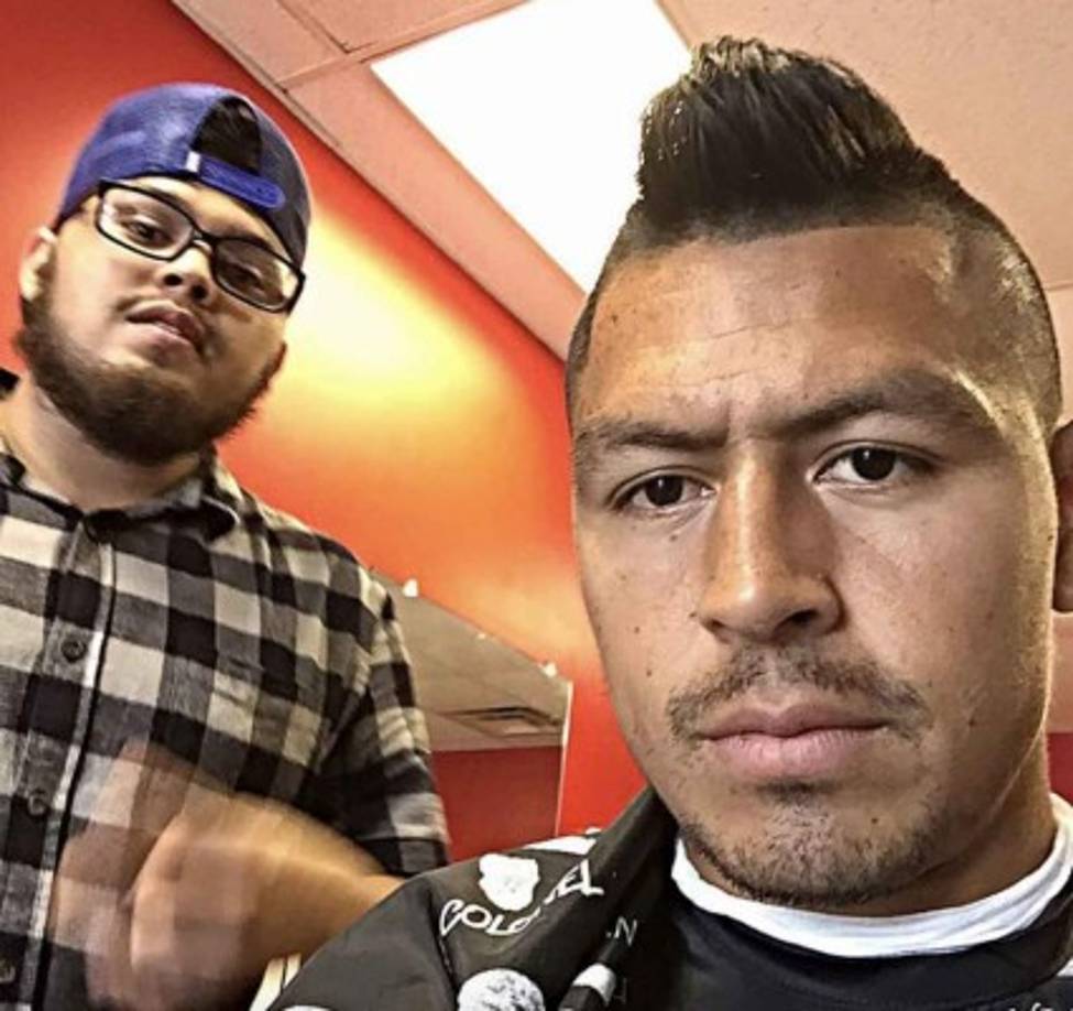 El barbero hondureño nos cuenta como se dio su llegada al Sporting Kansas City: 'En el camerino sus compañeros de equipo disfrutaban de los cortes de pelo de Roger y él me pidió ganarme la confianza de ellos con mi trabajo, la puerta se abrió y ya han pasado 4 años y allí estamos luchando para que todos ellos se miren bien', dijo.