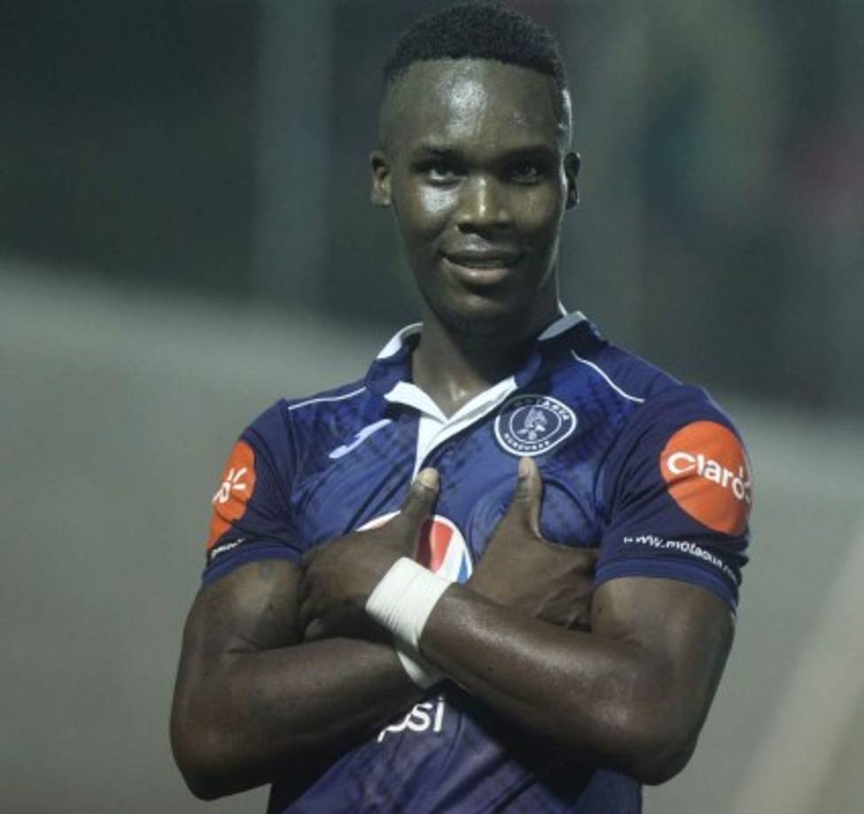 Rubilio Castillo: El goleador hondureño sigue sin definir su futuro pero en las últimas horas ha crecido fuerte el rumor que podría llegar al Real España. En el club aurinegro en su momento señalaron que no estaban interesados en sus servicios.