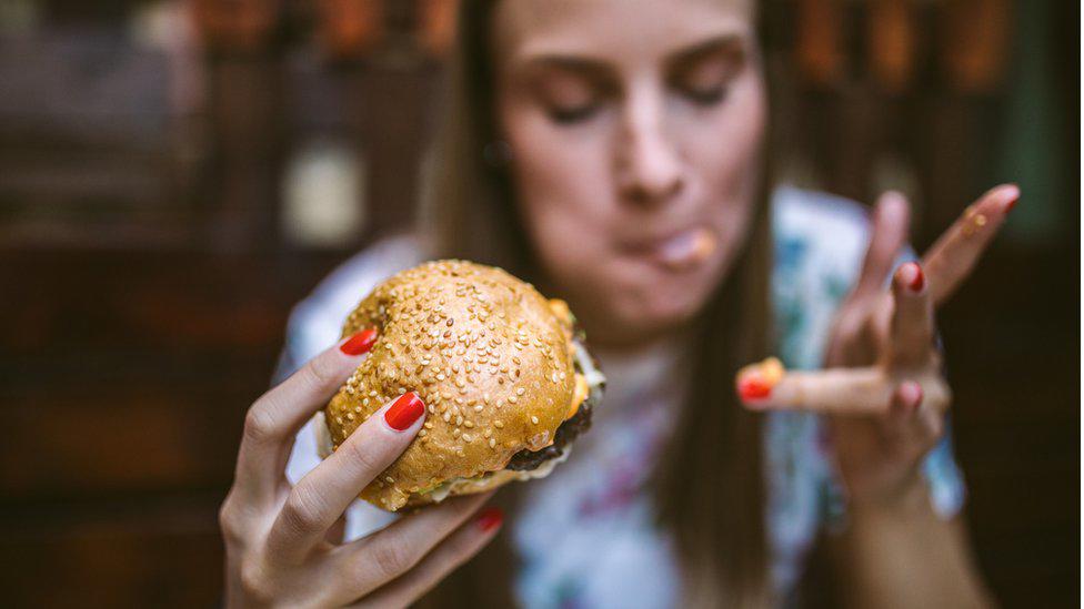 Comer más calorías después de las 5:00 p.m. tiene graves consecuencias para la salud