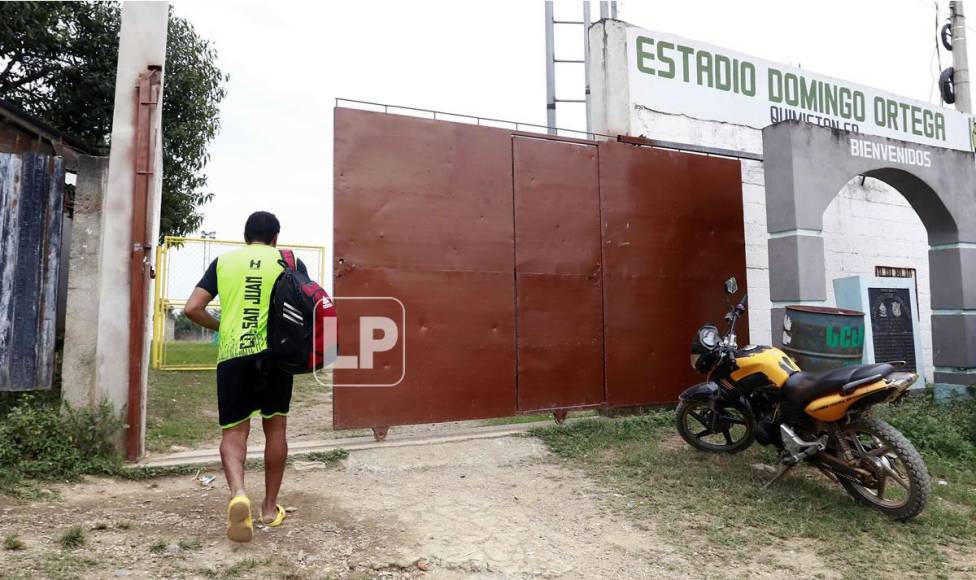 El veterano futbolista entrando al estadio Domingo Ortega de Quimistán para realizar la práctica.