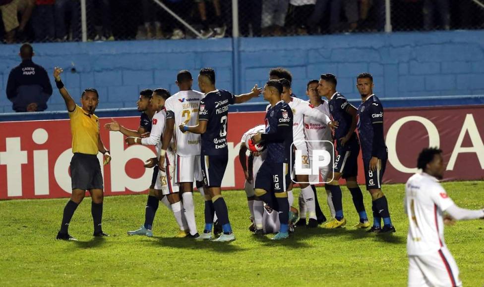 El árbitro salvadoreño Iván Bartón también expulsó a Marcelo Pereira en el inicio del segundo tiempo.