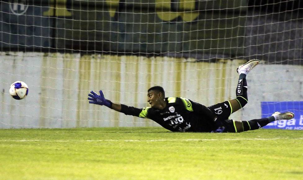 El potero de Marathón, Luis Ortiz, no pudo detener el disparo de Jorge Cardona, en el único gol del partido.