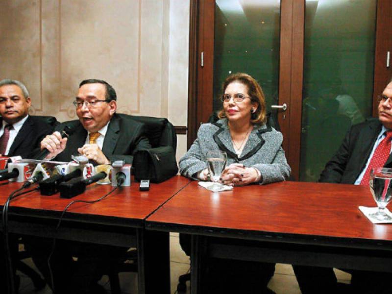 <b>José Antonio Gutiérrez Navas</b>,<b> José Francisco Ruiz Gaekel</b>,<b> Gustavo Enrique Bustillo Palma </b>y <b>Rosalinda Cruz Sequeira</b>, magistrados destituidos en el 2012.