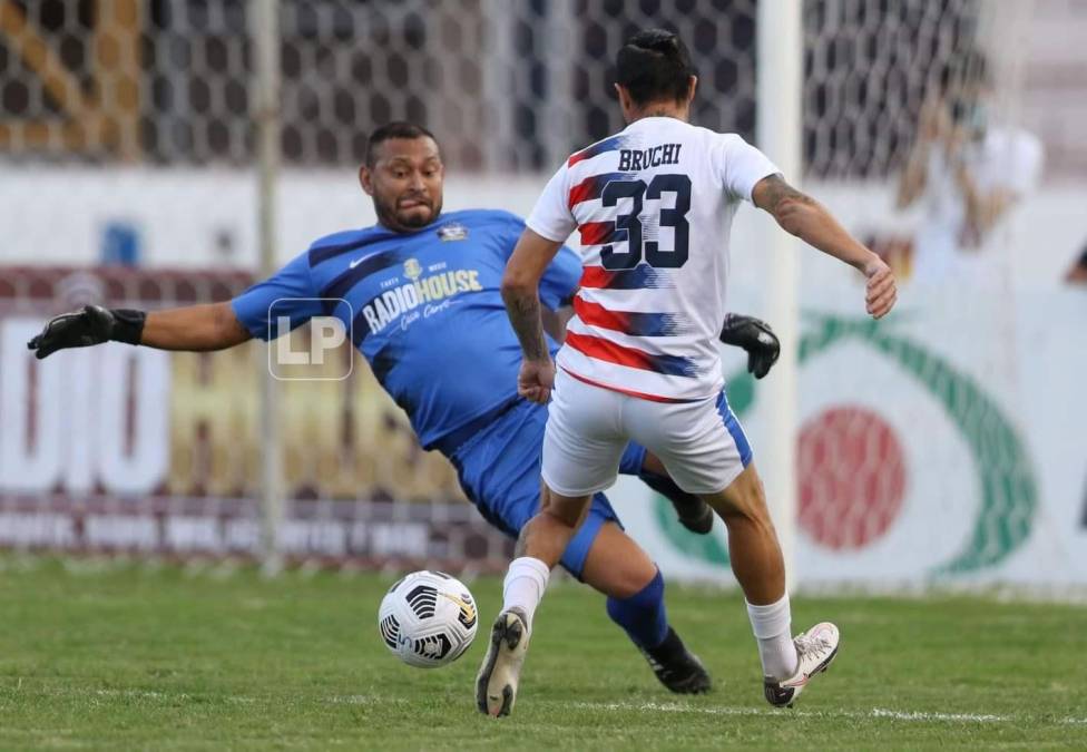 ‘La Rata‘ Bruschi rememoró sus mejores tiempos. En esta acción, superó al exportero motagüense Donaldo Morales.