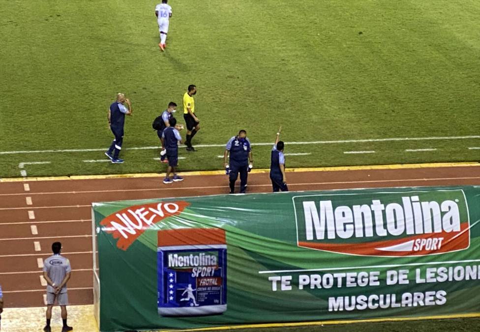 Los asistentes del ‘Bolillo‘ Gómez fueron los que estuvieron más atentos y movidos en el partido.