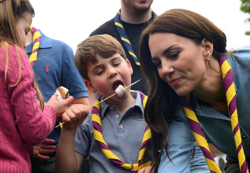 Para finalizar el evento el pequeño aprovechó la oportunidad para comer malvaviscos junto a su hermana, la princesa Charlotte.