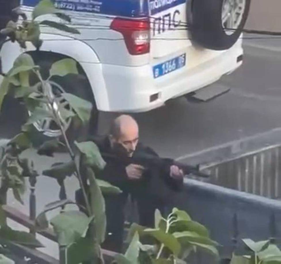 El líder de Daguestán, Serguéi Mélikov, denunció que estos atentados “son un intento de desestabilizar la situación” en la república, y llamó a la población desde Telegram a mantener la calma.