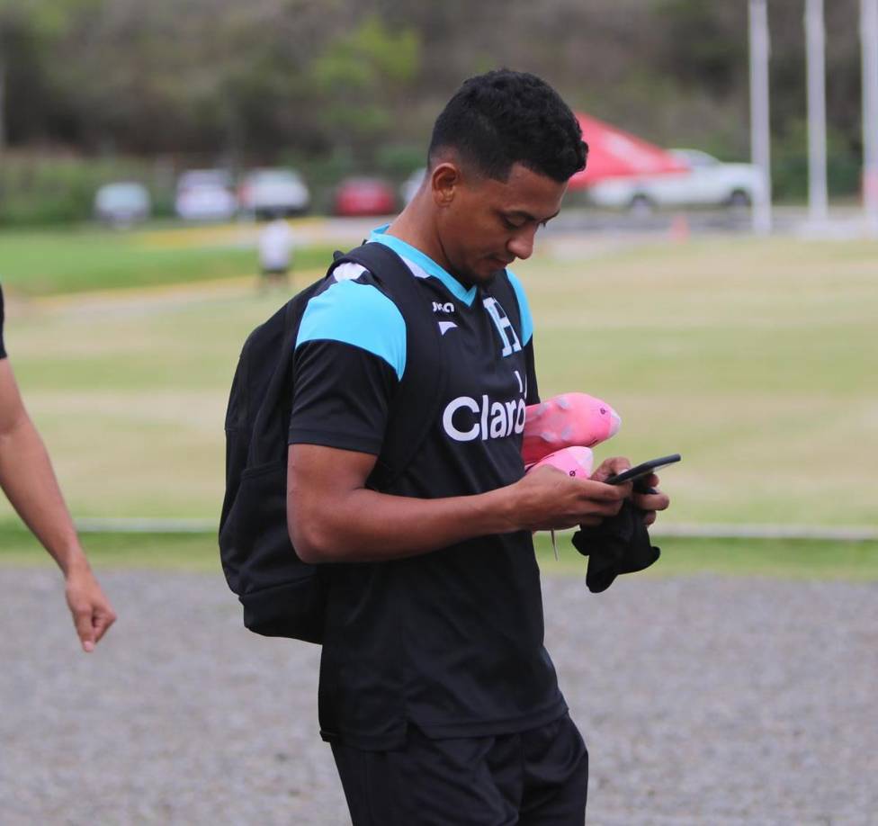 Alexy Vega se bajó de la convocatoria y el cuerpo técnico aduce un malestar físico.