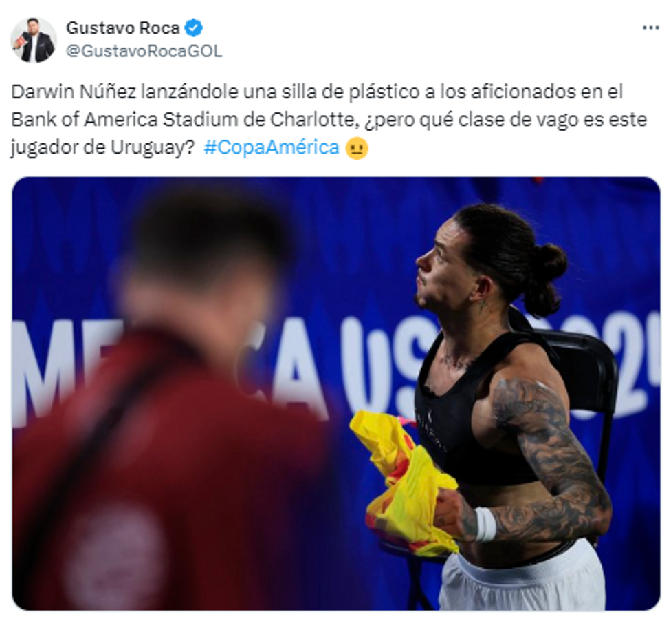 “Darwin Núñez lanzándole una silla de plástico a los aficionados en el Bank of America Stadium de Charlotte, ¿pero qué clase de vago es este jugador de Uruguay?”