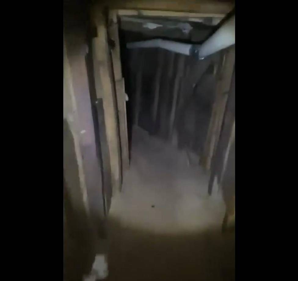 El hallazgo del pasadizo clandestino se dio debajo de la frontera natural entre ambos países, a la altura de la puerta 28, y según las primeras versiones el túnel se conecta a las alcantarillas y drenaje de El Paso, lugar donde aparecían migrantes y traficantes para internarse en los suburbios de la ciudad.