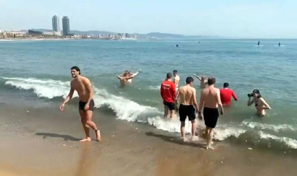 Los jugadores del Eintracht Frankfurt se dieron un baño en la playa de Barcelona.