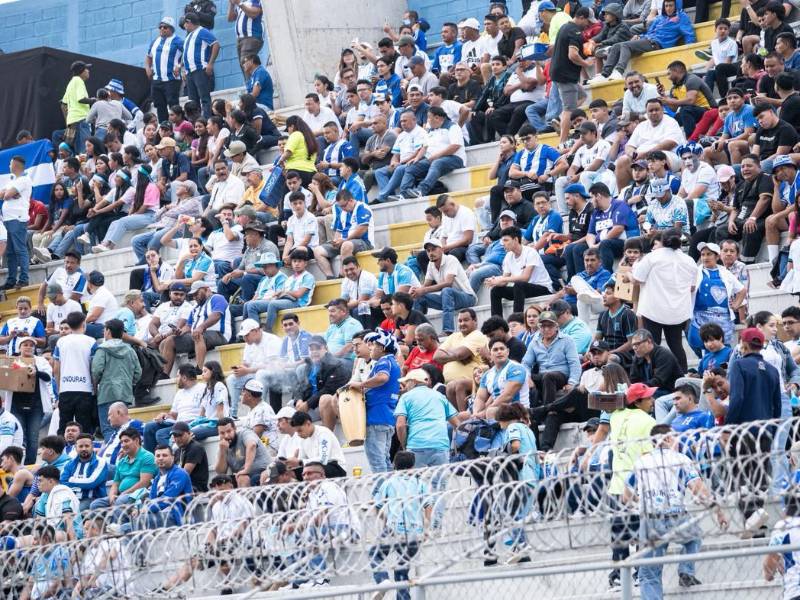 Los catrachos comienzan a llenar las graderías del recinto capitalino.
