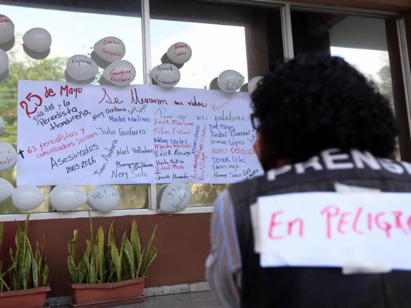 Imagen de referencia de una persona utilizando un chaleco que dice “Prensa en peligro”.