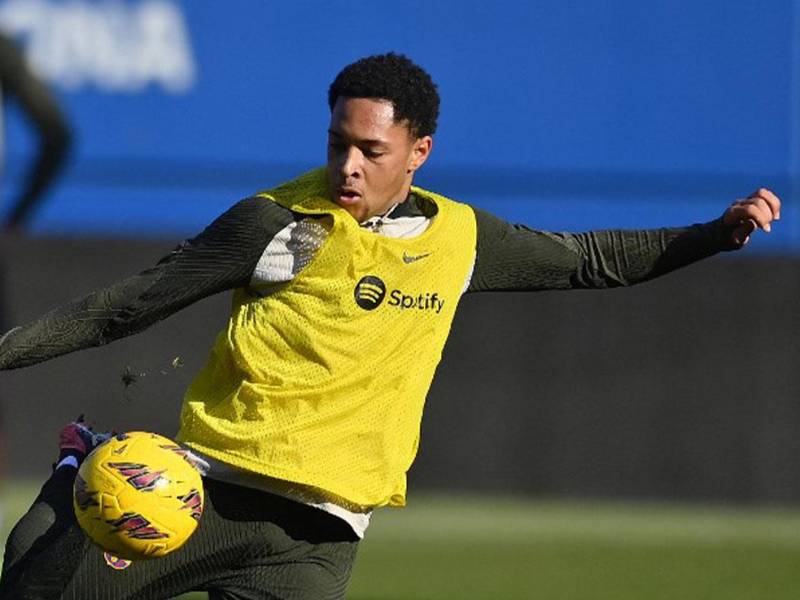 Vitor Roque anotó un gol en su primer entrenamiento con el FC Barcelona.