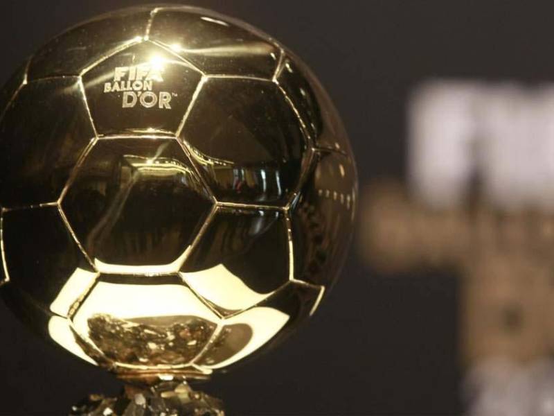 El Balón de Oro se entrega al mejor jugador de la temporada en el fútbol de Europa.