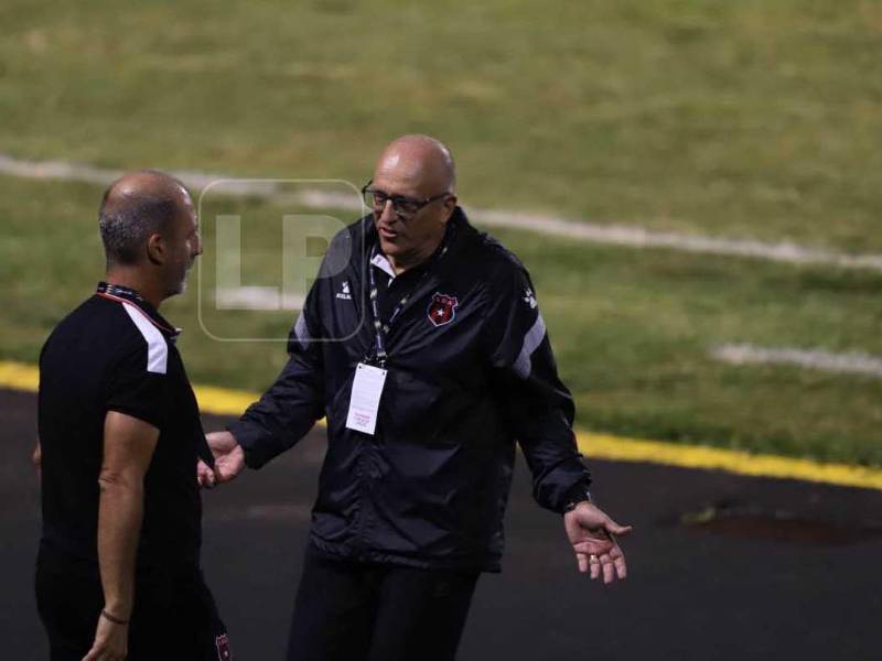 Fabián Coito junto a uno de sus asistentes del cuerpo técnico.