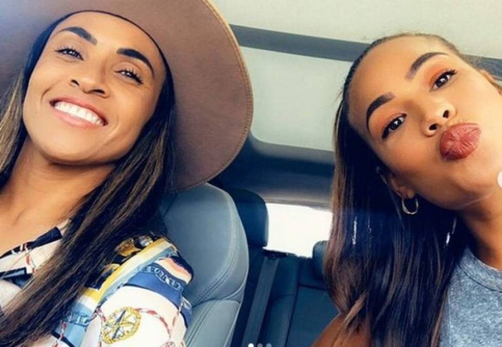 Marta y Deion asumieron su relación sentimental a finales de 2018 y viven juntas en Winter Park, en Florida, desde 2019.