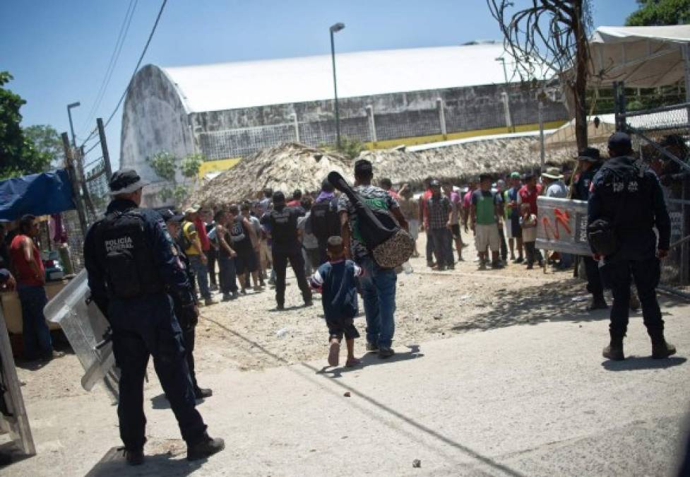 Decenas de migrantes atacaron ayer con piedras y botellas policías y personal del Instituto Nacional de Migración de México en un albergue de Chiapas, donde miles de centroamericanos permanecen varados a la espera de que se les entregue una visa humanitaria.