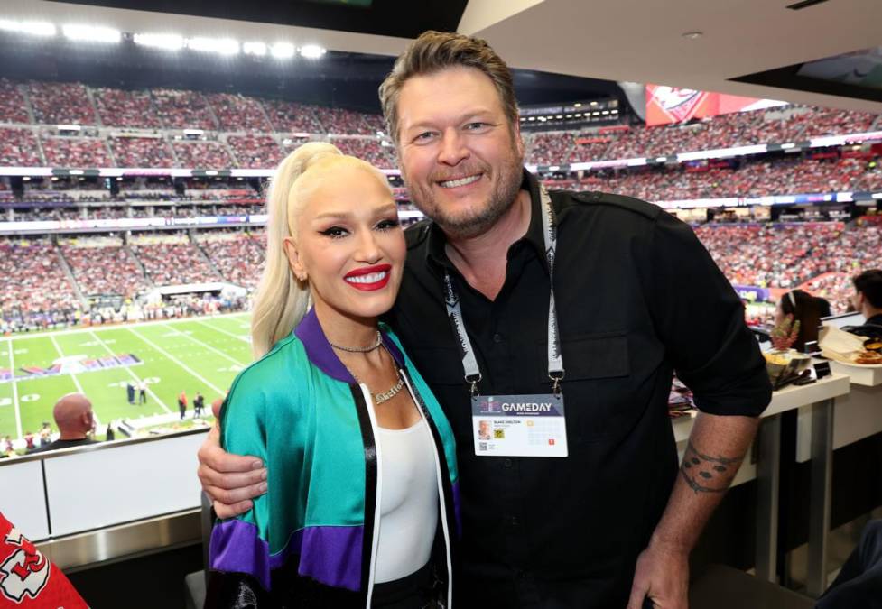El cantante Blake Shelton y la cantante Gwen Stefani durante el Super Bowl LVIII.