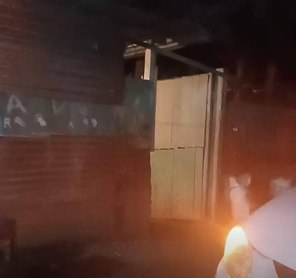 De acuerdo con reportes preliminares, el incidente ocurrió cuando Rodríguez lavaba ropa y accidentalmente entró en contacto con un cable eléctrico. La descarga fue tan potente que la joven perdió la vida de manera instantánea, sin que los equipos de socorro lograran intervenir a tiempo.