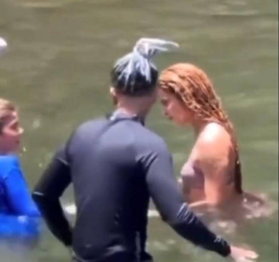 El descubrimiento lo ha hecho una joven, Alanis González, que ha publicado unas fotografías con Rauw Alejandro y otras donde se ve a Shakira. La joven cuenta a través de Twitter que intentaron ser respetuosos con ellos y sólo les pidieron una foto cuando se fueron, a lo que el cantante puertorriqueño accedió.