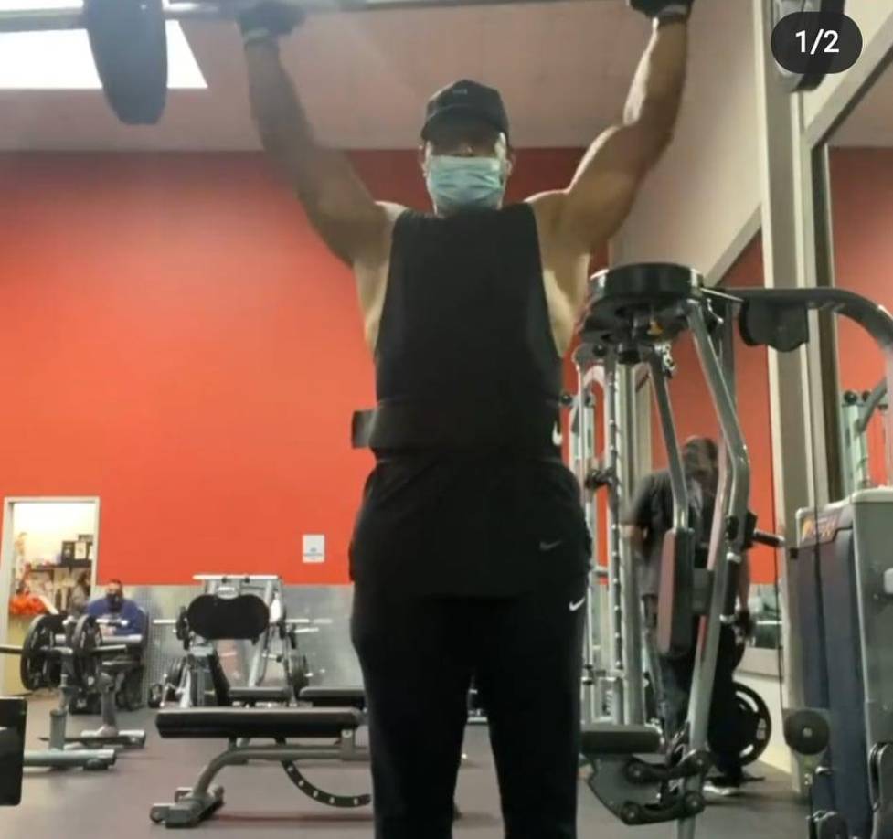 Levantamiento de pesas, cardio, bicicleta y caminador, esas son algunas de las rutinas diarias del exmundialista hondureño.