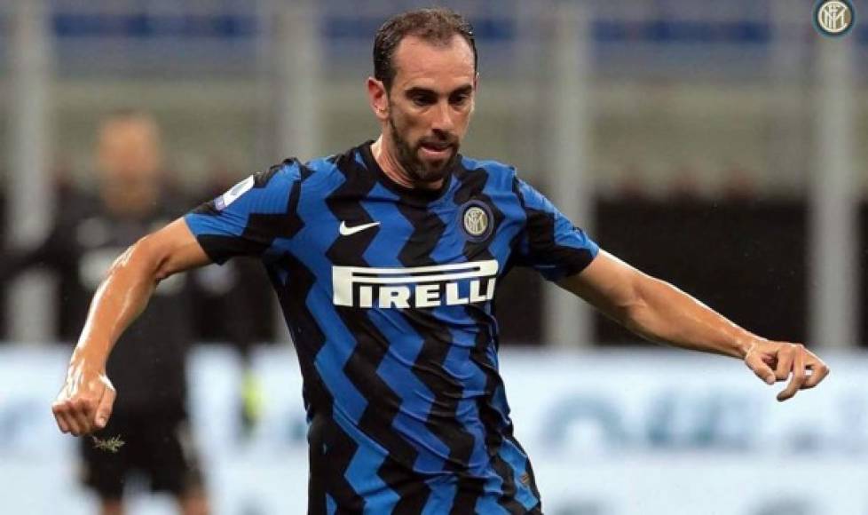 Diego Godín está a un paso de fichar por el Cagliari. A pesar de haber disputado 36 encuentros oficiales con el Inter de Milán, el futuro del central uruguayo está lejos de los 'nerazzurri', concretamente en Cerdeña. <br/><br/>Según informa 'Calciomercato', el jugador de 34 años estaría a punto de firmar con el Cagliari por tres temporadas -2,5 millones de euros por campaña cobraría el sudameriano-, tras solventar la indemnización por despido procedente del Inter.