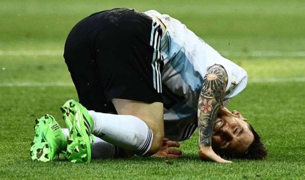 Argentina's forward Lionel Messi reacts to a challenge during the Russia 2018 World Cup round of 16 football match between France and Argentina at the Kazan Arena in Kazan on June 30, 2018. / AFP PHOTO / Jewel SAMAD / RESTRICTED TO EDITORIAL USE - NO MOBILE PUSH ALERTS/DOWNLOADS