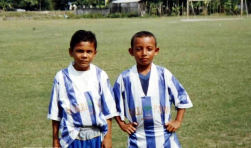 Allan Banegas (derecha), jugador del Marathón, empezo a disfrutar del fútbol desde pequeño.