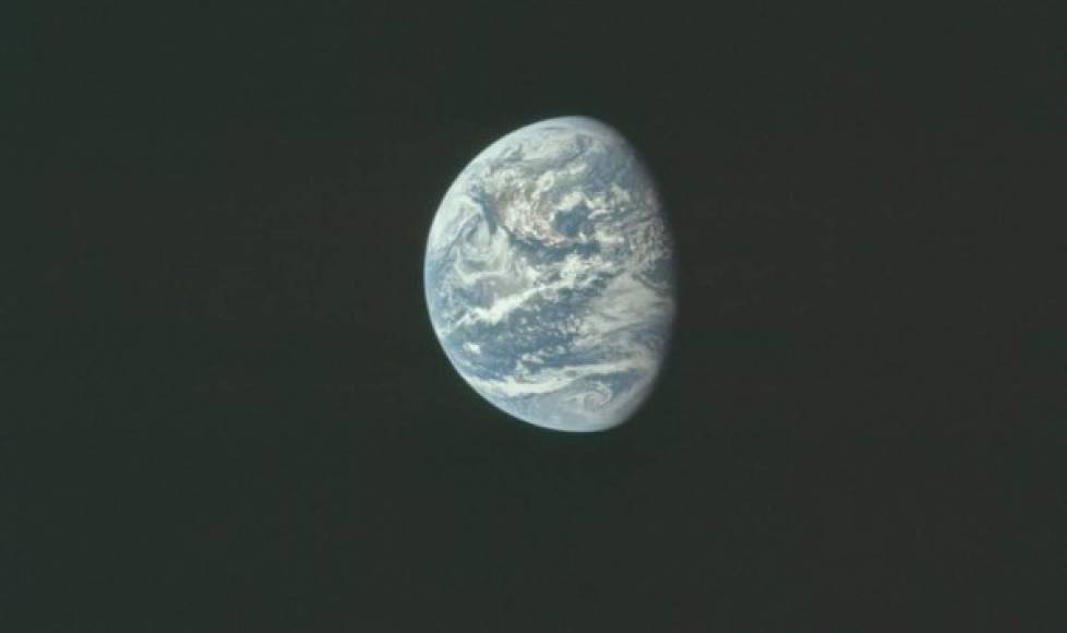 Los astronautas captaron esta imagen de la Tierra iluminada parcialmente por el sol.