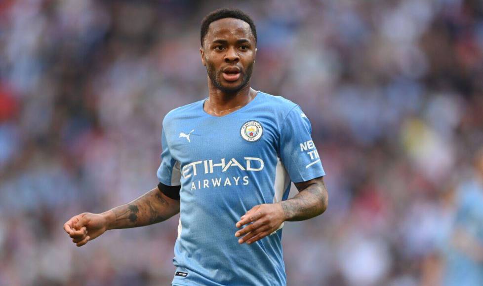 Raheem Sterling, delantero inglés al que le queda sólo un año de contrato con el Manchester City, está en la agenda de los grandes equipos de Europa. El diario ‘The Sun’ publica que “Chelsea, Bayern y Real Madrid están en la carrera por Sterling” por si deja el City en verano. El periódico inglés destaca que el FC Barcelona también tiene interés en el cotizado delantero de 27 años.