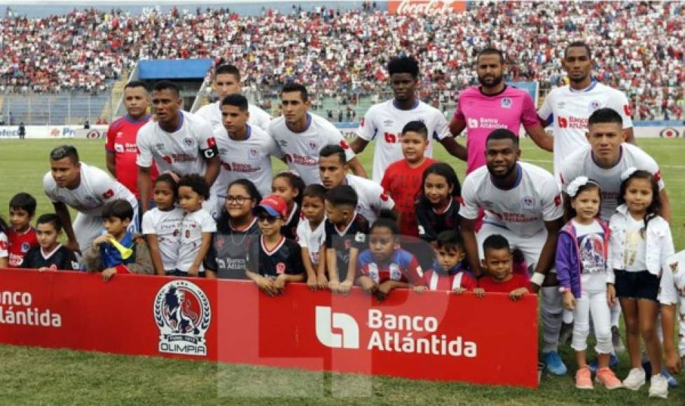 El 11 titular de Olimpia posando con varios niños antes del inicio del partido.