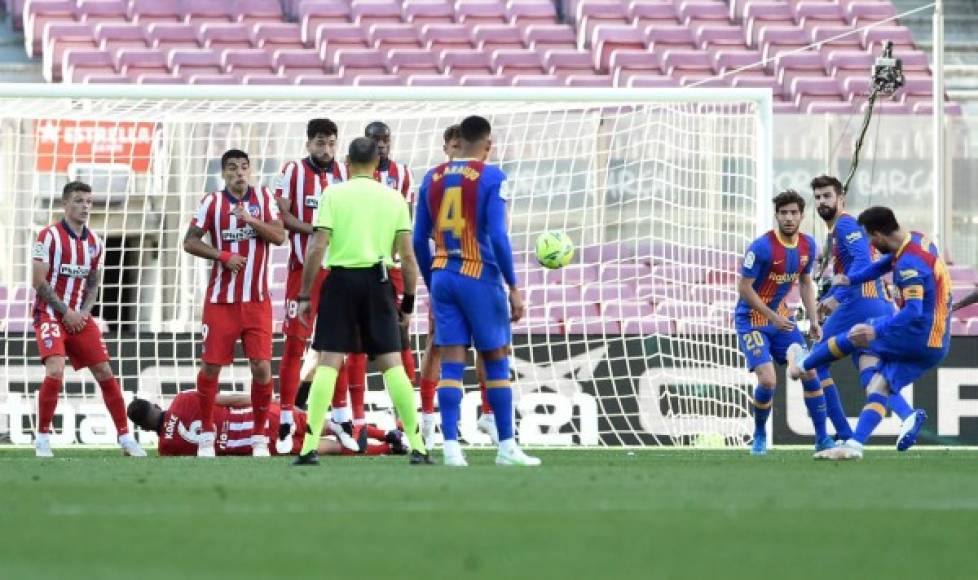 Lionel Messi ejecutando un tiro libre que salió elevado del arco de Oblak.